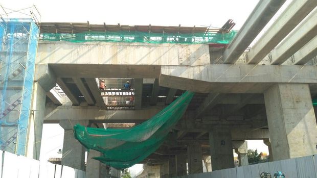 Pekerja Proyek LRT Jakarta