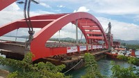 Pemasangan rangka Jembatan Holtekamp di Papua berlangsung pada Rabu (21/2/2018) pagi tadi di Papua. Pemasangan rangka ini dilakukan sehari setelah adanya instruksi pemberhentian sementara seluruh proyek-proyek layang dan pekerjaan berat yang sedang berlangsung. Pool/Ditjen Bina Marga.