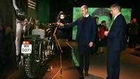 Kehadirannya di pabrik Triumph dalam rangka merayakan pembuatan, penelitian, dan pengembangan kendaraan kelas dunia dari Inggris.Foto: Ian Vogler - WPA Pool/Getty Images
