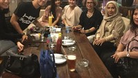 Bertemu dan makan bersama sangat menyenangkan, tulis akun ibunda Jevin Julian. Ini makan malam keluarga Jevin dengan personel lengkap. Ada Jevin, Sissy, Vanesha, dan ibunda mereka. Foto: Istimewa