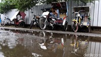 Kalau kita enggak terlalu takut adanya transportasi modern, seperti ojek online. Karena kami sudah memiliki pelanggan masing-masing, seperti ibu-ibu mau ataupun pulang dari Pasar Nangka, anak-anak sekolah kadang juga disewa orang percetakan untuk antar barang, ucap pengemudi Mobet.