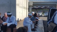 Meski begitu, sempat ada sejumlah massa yang berkumpul di area Bandara pagi ini. (Foto: Zunita Amalia Putri/detikcom)