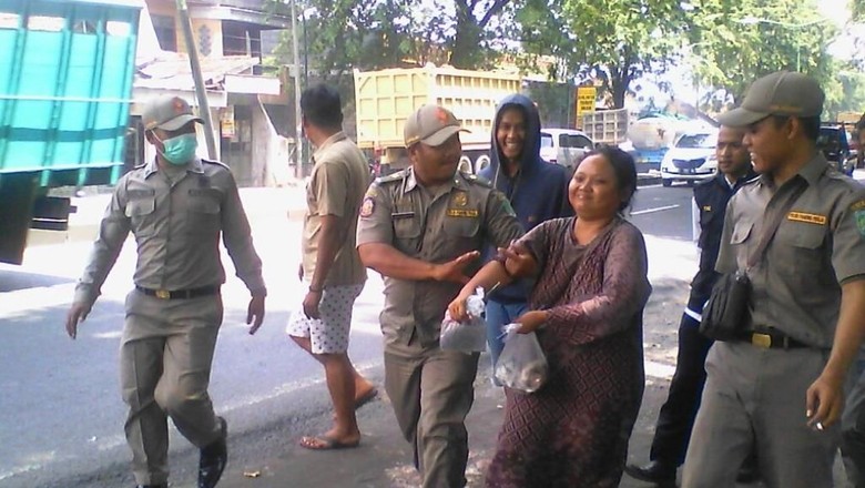 Perjuangan Petugas Bujuk Orgil di Pasuruan agar Mau Diamankan Perjuangan Petugas Bujuk Orgil di Pasuruan agar Mau Diamankan