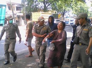 Perjuangan Petugas Bujuk Orgil di Pasuruan agar Mau Diamankan