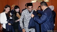 Ketum PAN itu mengatakan, tentu kami punya pesan, sebagai publik figur, langsung itu, lain itu, mungkin kalau saya ngomong 1.000 kali sama Glenn nyanyi satu kali dampaknya beda.