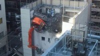 Ekskavator ini terjungkal ketika beroperasi di atas gedung. Untungnya masih nyangkut di pinggir gedung, tidak terjun bebas. Foto: boredpanda