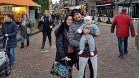 Awal Januari lalu, Bang Roni (begitu panggilan akrabnya) mengajak serta keluarga liburan bareng ke Amsterdam, Belanda. Roni memang dikenal sebagai pria yang sayang keluarga. (Instagram/@ahmadsahroni88)