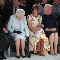 Ratu Elizabeth II muncul dalam balutan setelan formal biru pastel yang dipercantik dengan detail kristal Swarovski. Tidak ketinggalan tas tangan hitam andalan yang matching dengan sepatu dan sarung tangan hitamnya. (Foto: Yui Mok - Pool/Getty Images)