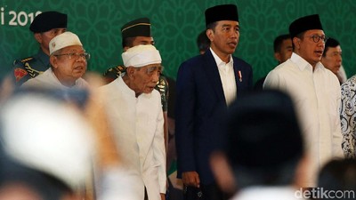 Kenakan Jas dan Sarung, Jokowi Buka Dzikir Kebangsaan