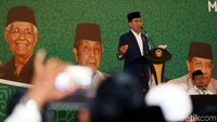Jokowi memberikan sambutannya.
