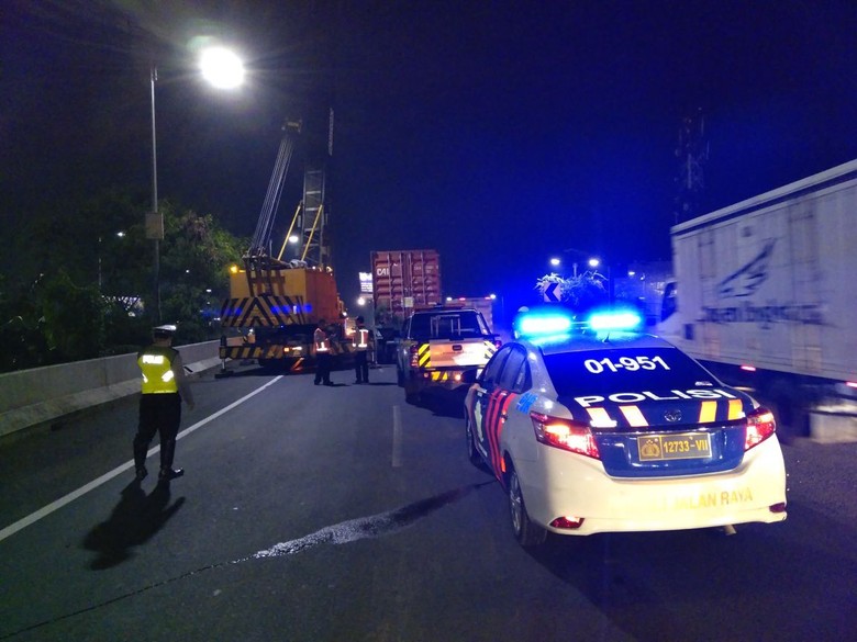Kontainer Alami Gangguan di Tol Sedyatmo, Lalin Sempat Macet Kontainer Alami Gangguan di Tol Sedyatmo, Lalin Sempat Macet