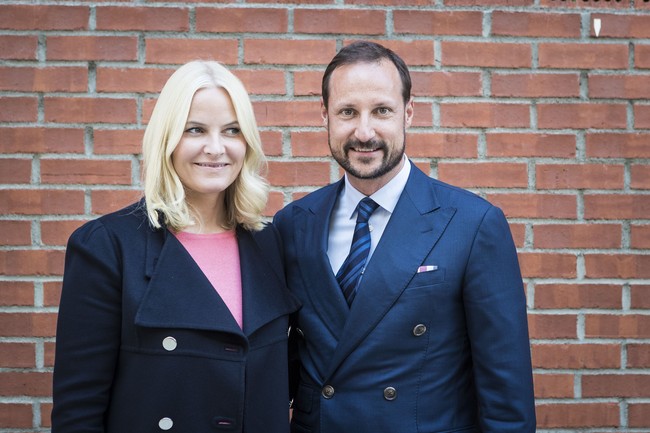 Kehidupan kontroversial Mette-Marit tak sampai di situ saja. Orangtuanya, terutama ayahnya, Sven O. Høiby, juga berkali-kali jadi pemberitaan. Bercerai dari ibunda Mette-Marit, pria tersebut menikah lagi dengan seorang penari tanpa busana. Dia juga diberitakan menerima sejumlah uang dari media demi membocorkan informasi mengenai putrinya. Foto: Getty Images