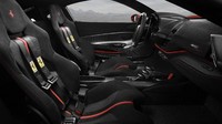Interior bernuansa balap. Mobil ini lebih bertenaga dan jauh lebih ringan dari 488 GTB. Foto: Ferrari