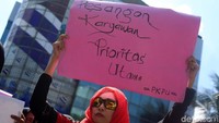 Massa membentangkan berbagai poster.