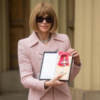 Ratu Elizabeth II pernah bertemu dengan Anna Wintour setahun silam saat memberikan gelar kehormatan Dame padanya. Tentu saja kacamata hitam tidak diperkenakan saat prosesi berlangsung. Anna kembali memakainya saat berpose di hadapan para fotografer di luar. (Foto: Getty Images)