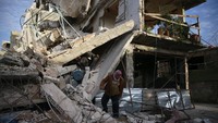 Pasukan loyalis Presiden Suriah Bashar al-Assad telah mengepung nyaris 400 ribu warga sipil yang terjebak di wilayah Ghouta Timur selama bertahun-tahun. Pengepungan itu semakin diperketat sepanjang tahun ini dan gempuran ke kawasan itu terus ditingkatkan. REUTERS/Bassam Khabieh.