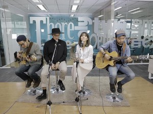 Aksi Gisel dan Abirama Ngamen di Kantor detikcom
