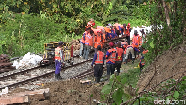 Rel KA Jalur Semarang-Solo di Grobogan Kembali Longsor