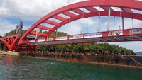 Rangka bentangan jembatan Holtekamp sepanjang 112,5 meter, lebar 21 meter dengan berat 200 ton sebelumnya telah menempuh perjalanan 18 hari dari Surabaya dan telah menanti waktu pemasangan rangka ini. Pool/Ditjen Bina Marga.