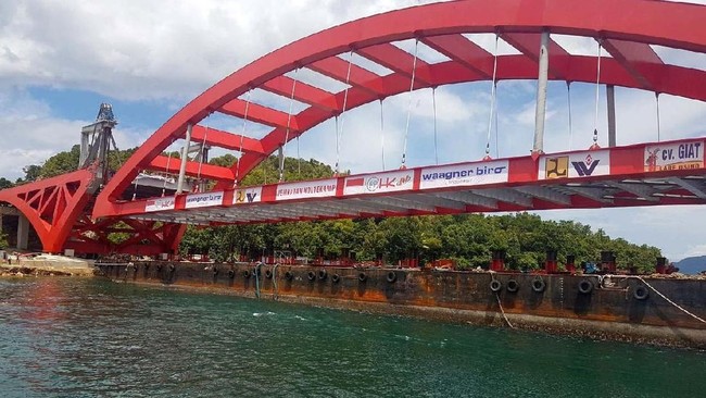 Perjalanan Panjang Jembatan Kebanggaan Jokowi di Papua