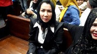 Doain kuat, karena tuduhannya itu hampir semua bisa saya pertanggungjawabkan, saya nggak pernah lakukan apa yang dituduhkan. Makanya saya tetep ceria, ujar Rita lagi (Foto: Faiq Hidayat/detikcom)