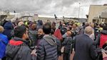 Penampakan Ratusan Orang Telantar di Bandara Malta yang Terbakar