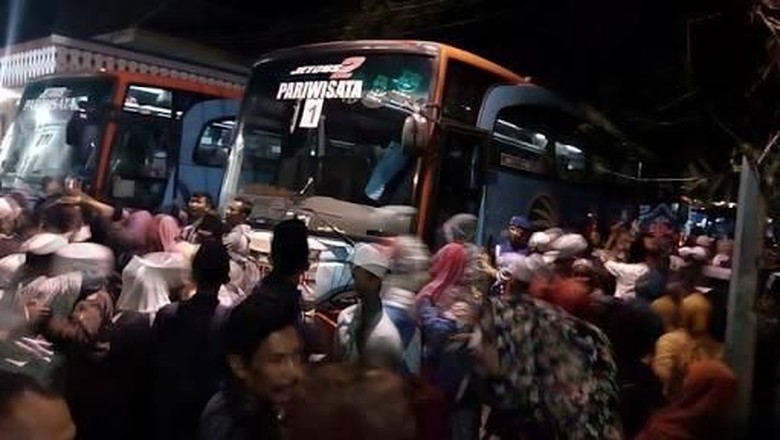 Yakin Habib Rizieq Pulang, Massa Bergerak ke Bandara Soekarno-Hatta Yakin Habib Rizieq Pulang, Massa Bergerak ke Bandara Soekarno-Hatta