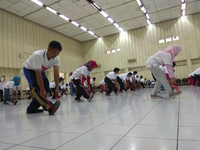 Lucu dan Seru! Ketika Guru Olahraga Belajar Lompat Tali untuk Jantung