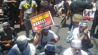 Massa menilai 2 tahun kepemimpinan Bupati Faida, tak ada perubahan di Jember. Kondisi politik juga tidak kondusif. (Foto: Yakub Mulyono/detikcom)