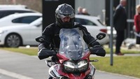 Sebelum meninggalkan fasilitas Triumph Motorcycles, William mengenakan helm dan menunggangi moge tersebut. Bahkan, dia seakan menikmati pengalaman berkendara dengan moge itu. Foto: Ian Vogler - WPA Pool/Getty Images
