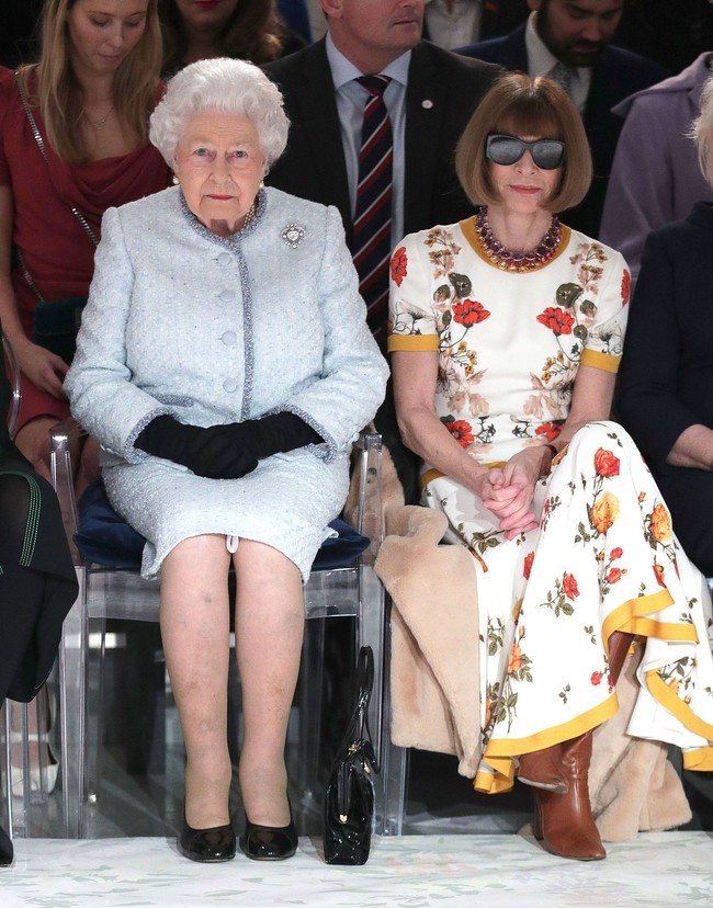 Duduk di barisan depan alias front row, Ratu Elizabeth II bersebelahan dengan Pemimpin Redaksi Vogue Amerika Serikat Anna Wintour. Dijuluki queen of fashion, Anna merupakan salah seorang sosok yang paling berpengaruh di industri mode.