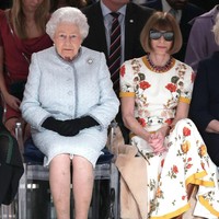 Duduk di barisan depan alias front row, Ratu Elizabeth II bersebelahan dengan Pemimpin Redaksi Vogue Amerika Serikat Anna Wintour. Dijuluki queen of fashion, Anna merupakan salah seorang sosok yang paling berpengaruh di industri mode.