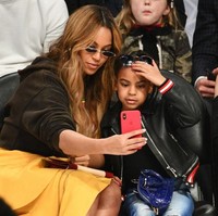 Blue Ivy mengenakan jaket kulit Givenchy seharga USD 739 atau sekitar Rp 10 juta. Foto: Getty Images
