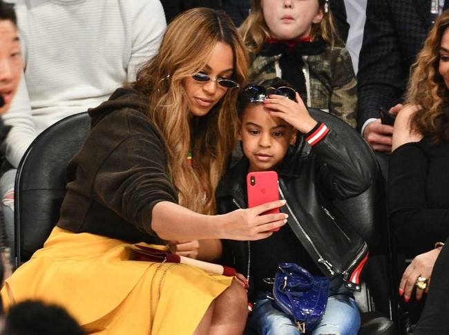Blue Ivy mengenakan jaket kulit Givenchy seharga USD 739 atau sekitar Rp 10 juta. Foto: Getty Images