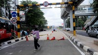 Seorang warga melintas di proyek pembangunan underpass Kartini.