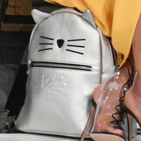 Blue Ivy juga membawa tas ransel Karl Lagerfeld Kids Kitty Face Backpack seharga Rp 1,3 juta yang kini sudah sold out. Foto: Getty Images