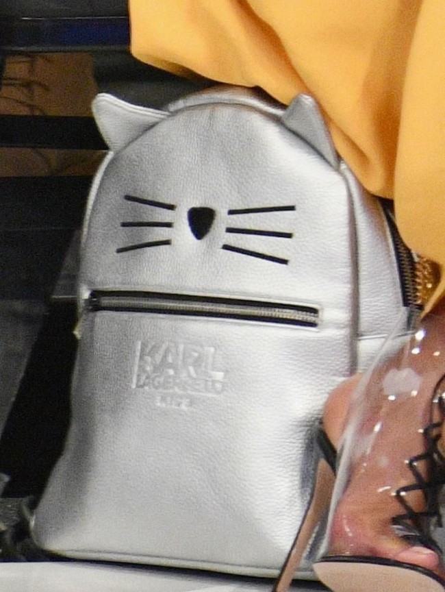Blue Ivy juga membawa tas ransel Karl Lagerfeld Kids Kitty Face Backpack seharga Rp 1,3 juta yang kini sudah sold out. Foto: Getty Images