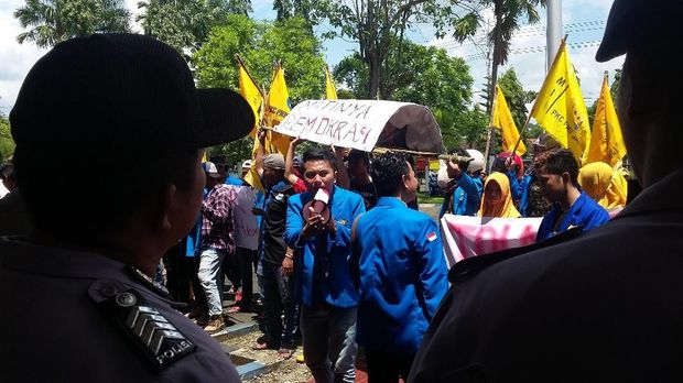 Tolak Revisi UU MD3, Mahasiswa Bondowoso Beri 'Kartu Merah' ke DPRD
