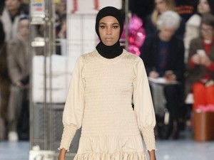 Pakai Hijab, Model di London Fashion Week 2018 Ini Jadi Sorotan