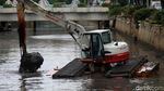 Pengerukan Lumpur Anak Kali Ciliwung