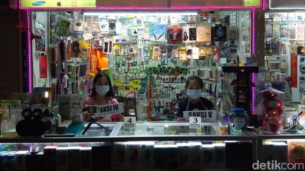 Anjing Menggonggongi Pelaku saat Rekonstruksi Pembacokan Bos Toko HP