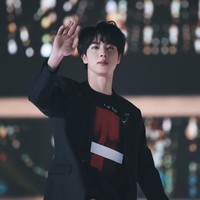 Jin pun cukup percaya diri dengan wajahnya. Ia kerap kali menyebut dirinya sendiri tampan di berbagai kesempatan. Foto: Instagram