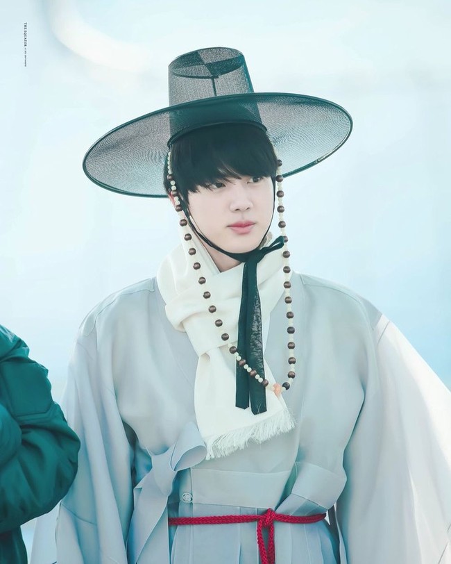 Pria yang hobi makan ini pun terlihat rupawan ketika mengenakan busana tradisional Korea. Foto: Instagram