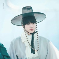 Pria yang hobi makan ini pun terlihat rupawan ketika mengenakan busana tradisional Korea. Foto: Instagram