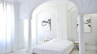 Di LAppartement, Marseille, Prancis ada sebuah kamar serba putih dengan pilar-pilar berwarna senada. Di pilar ini pasangan bisa bersandar saat bercinta (dok. booking.com)