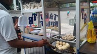 Tahu bulat digoreng dadakan, gurih- gurih nyoy! Hayoo, siapa yang suka jajan tahu bulat anget ini? Harganya hanya Rp 500 saja.  Foto: Istimewa
