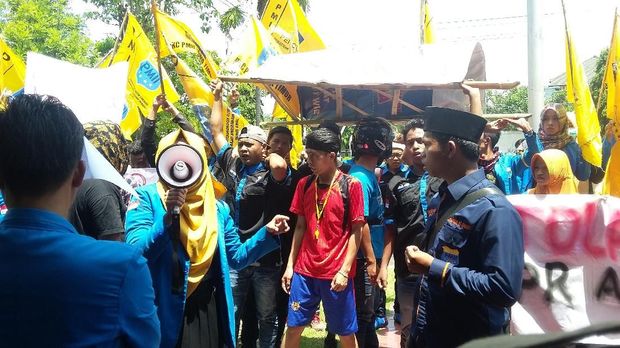Tolak Revisi UU MD3, Mahasiswa Bondowoso Beri 'Kartu Merah' ke DPRD