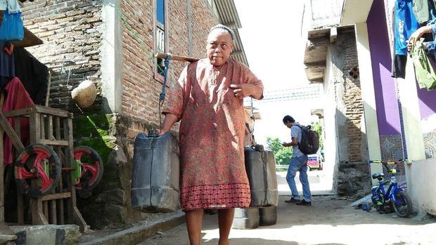 Mbok Juwariyah, Tiap Hari Mendorong Gerobak Air Belasan Kilometer