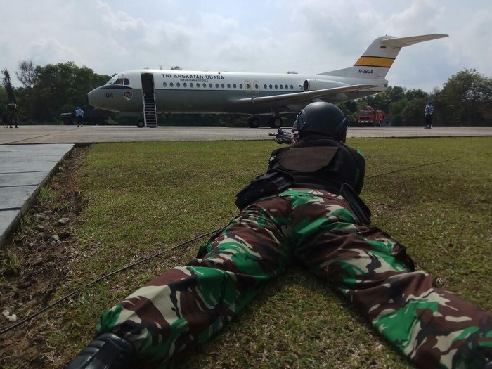 TNI AU Simulasi Turunkan Paksa Pesawat Asing yang Melintas Tanpa Izin