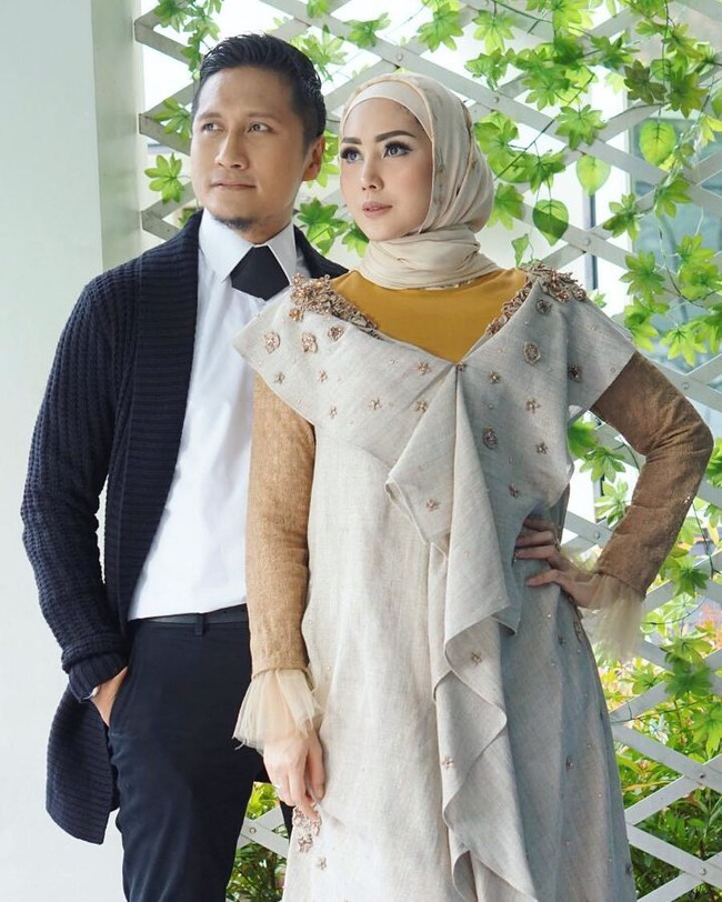 Fenita Arie tampil sangat stylish bersama suaminya Arie Untung mengenakan busana karya Ria Miranda. Paduan gaun dan outerwear bertabur payet jadi ide desain menarik untuk acara spesialmu.Foto: Instagram